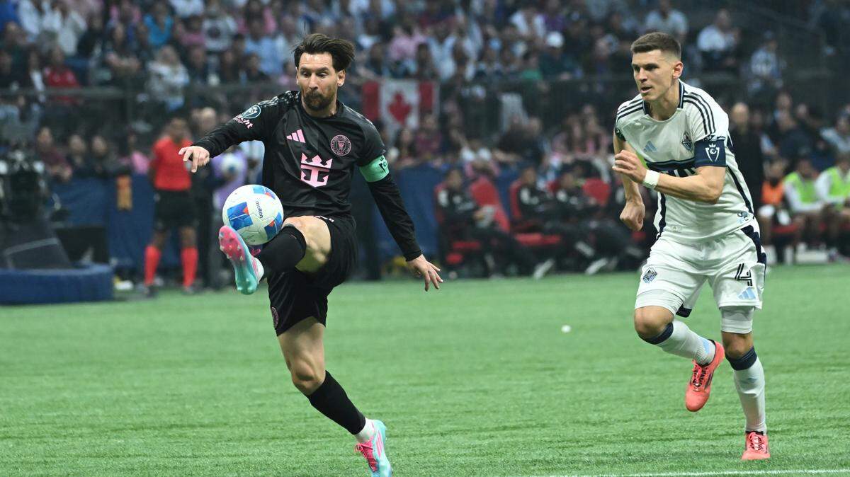 El delantero del Inter Miami Lionel Messi controla la pelota ante la marca de Ranko Veselinovic, de los Whitecaps, en el partido de ida de la semifinal de la Copa de Campeones celebrado el 24 de abril de 2025 en Vancouver, Canadá.