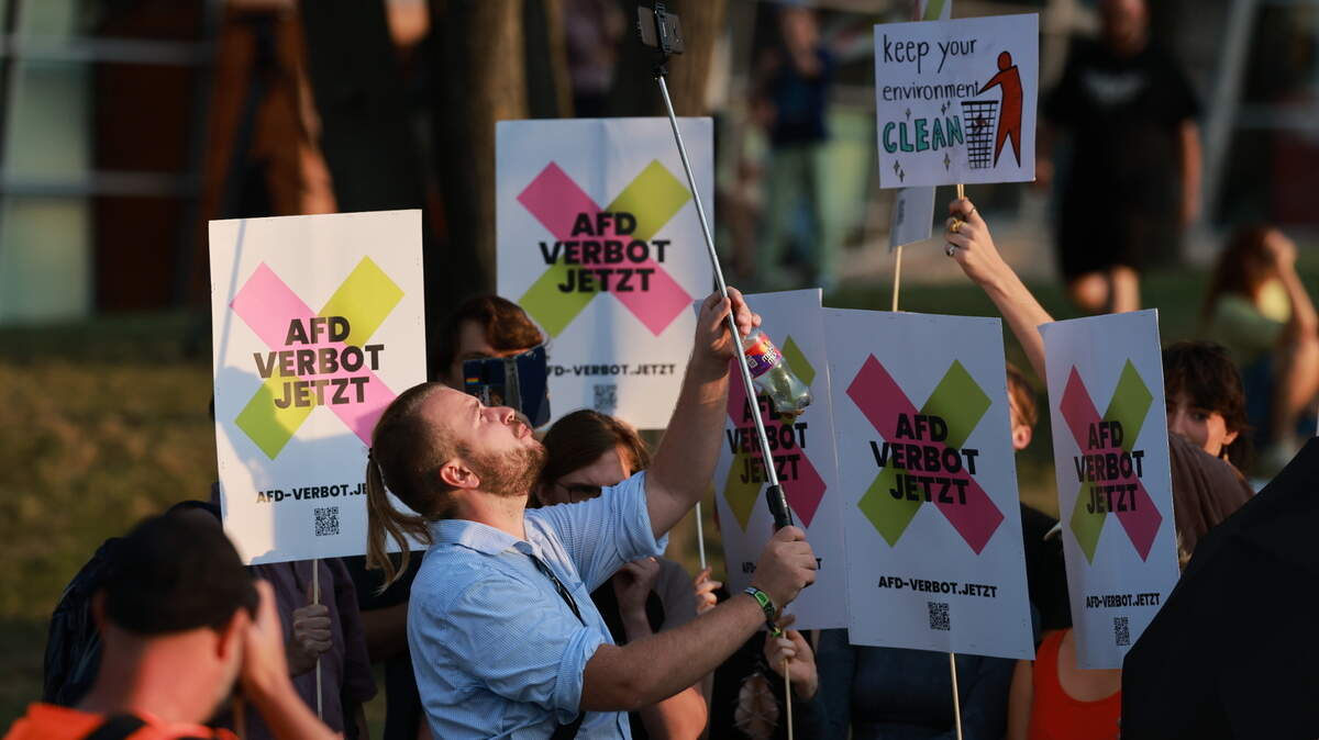 Decenas de personas protestan contra el partido de extrema derecha AfD, frente al Parlamento Estatal de Thuringia, en Erfurt, Alemania, el domingo 1 de septiembre de 2024.