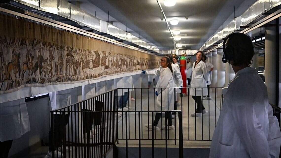 El histórico tapiz de Bayeux sale de Francia rumbo al Reino Unido