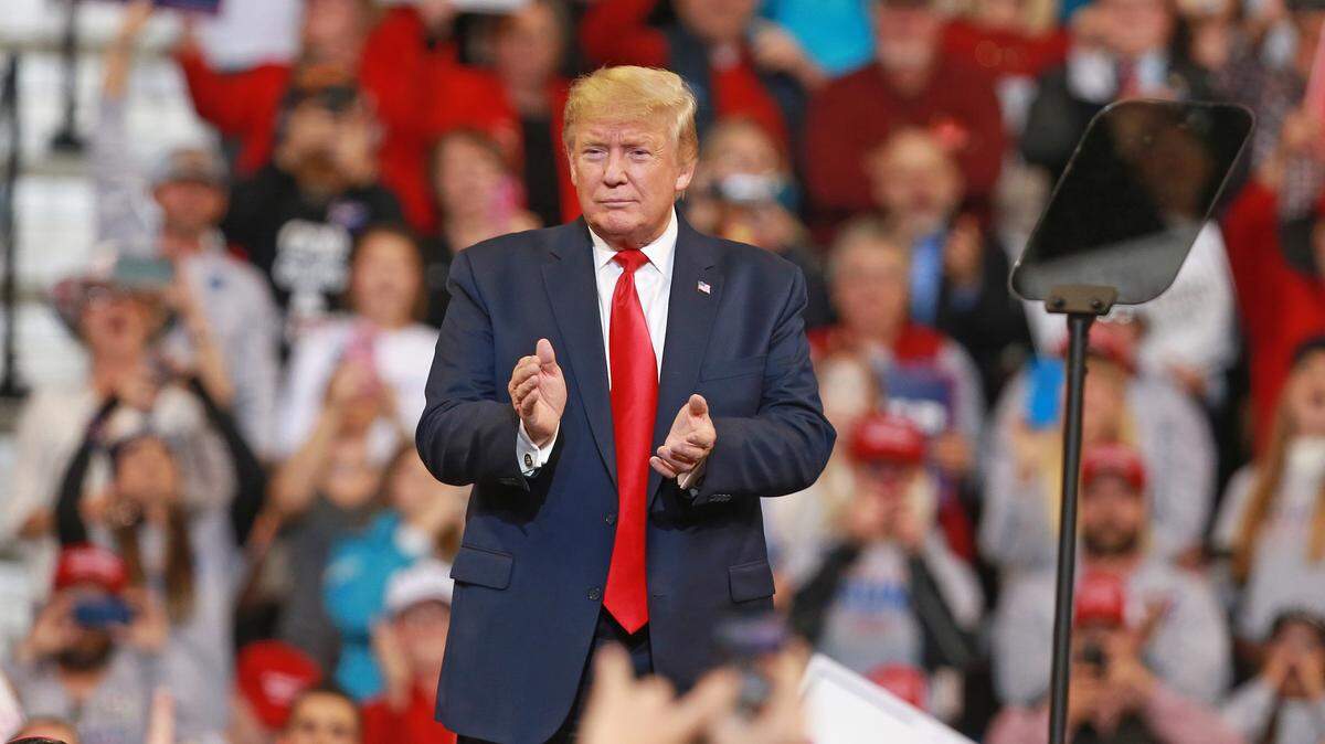 El presidente Donald Trump participa en un mitin en apoyo al candidato a la gobernación de Louisiana, Eddie Rispone, el 14 de noviembre de 2019 en Bossier City, Louisiana.