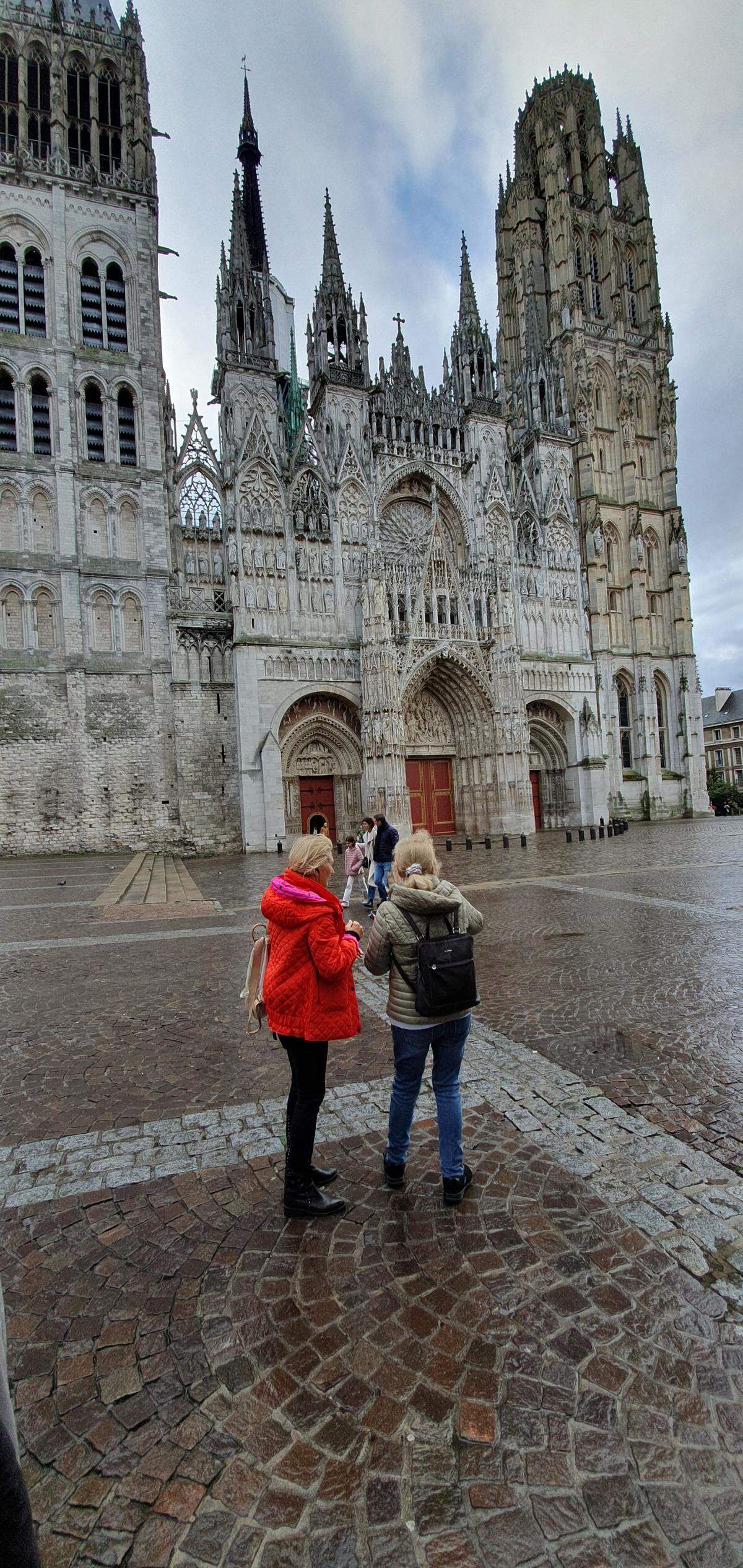 La Catedral de Rouen aún conserva su palacio episcopal y alberga las tumbas de los duques de Normandía y tiene 151 metros de altura, siendo su aguja la más alta de toda Francia.