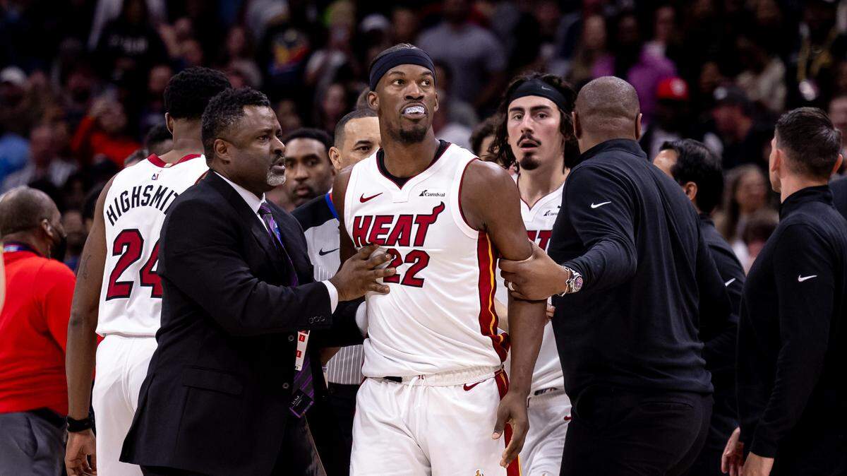La estrella del Heat de Miami Jimmy Butler (22) fue sancionado con un partido sin jugar por el altercado que se produjo en el último cuarto del encuentro del viernes ante los Pelicans en New Orleans.