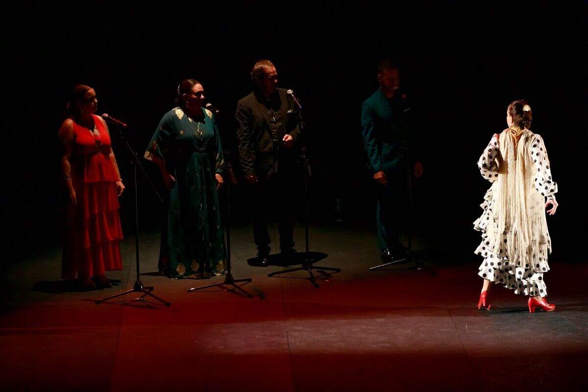 Fin de fiesta del XVII Festival de Cante Flamenco (2023), en el Carnival Studio Theater del Arsht Center. De izquierda a derecha: Paco Fonta, Manuela Moya, Mari Peña, David Galli, Paco del Pozo, La Lupi, Curro de María y Antonio Moya.
