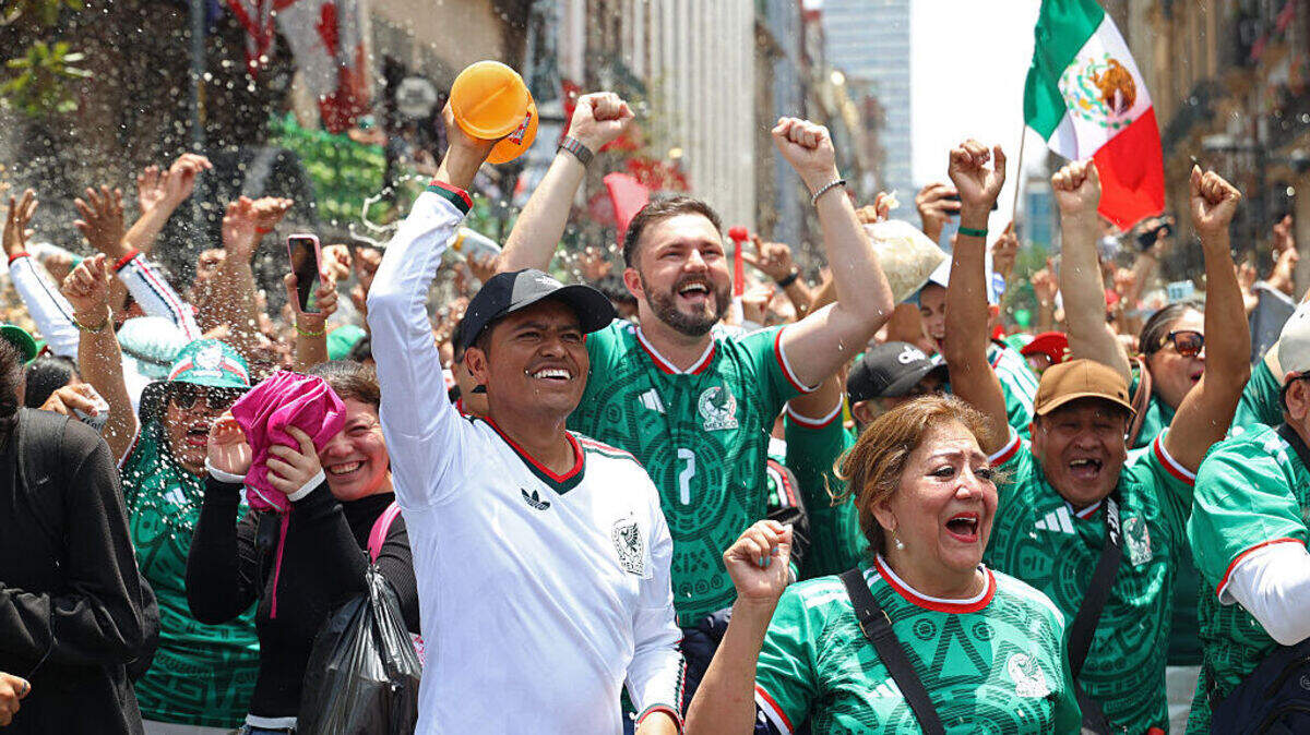 Miles de fanáticos reaccionan durante el partido entre México y Sudáfrica, del Grupo A de la Copa Mundial FIFA 2026, en el Fan Festival del Zócalo, el jueves 11 de junio de 2026 en Ciudad de México.