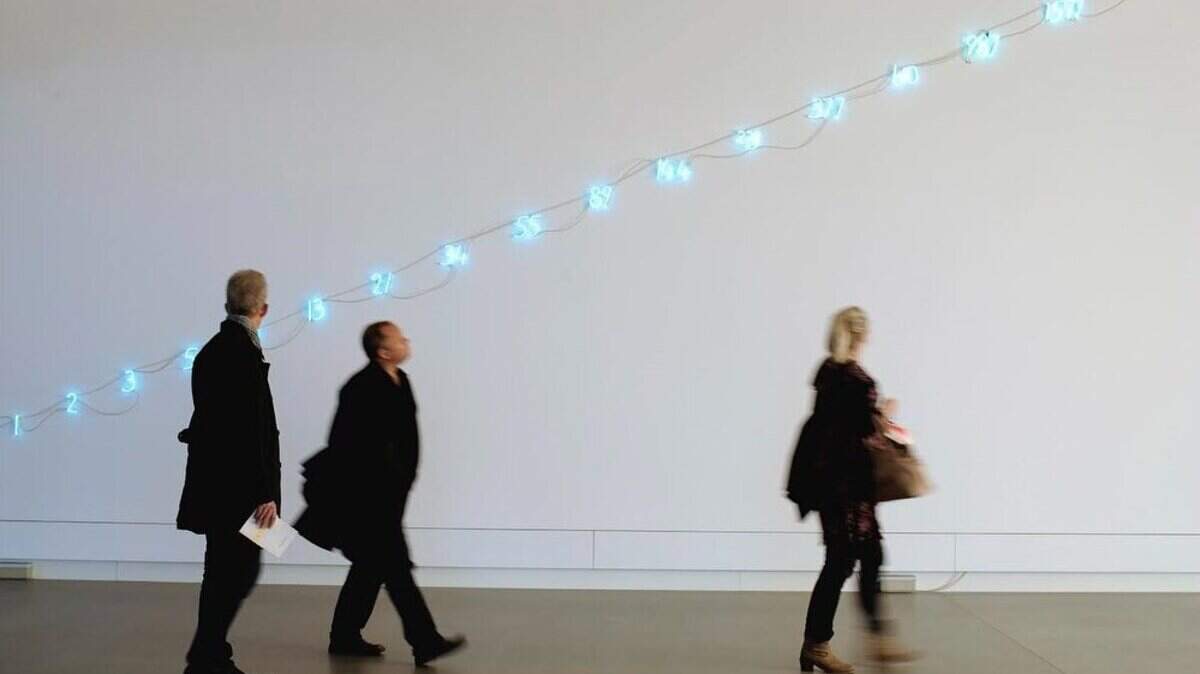 Mario Merz, serie “Fibonacci 1/1/2/3/5/8/13/21/34/55/89/144/233…”, de 1996. 21 números de neón, cable, transformador eléctrico, números cada uno aproximadamente de 6 pulgadas de alto, 1/2 pulgada de diámetro de largo.