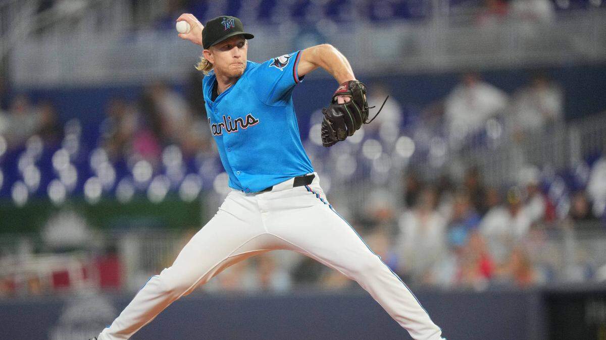 El abridor de los Marlins Darren McCaughan lanza en el primer inning del partido ante los Bravos de Atlanta, celebrado el 22 de septiembre de 2024 en Miami.