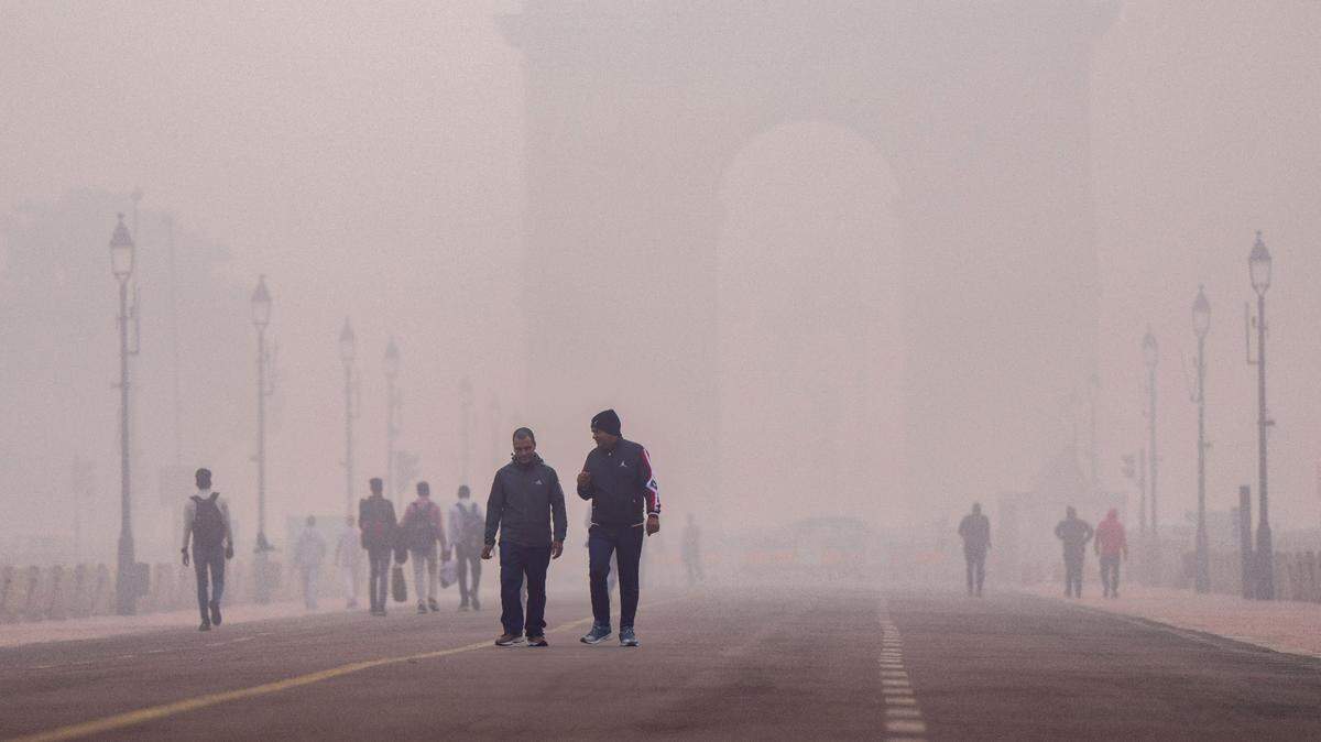Peatones cruzan un puente cubierto de smog en Nueva Delhi, la capital de India, el 14 de noviembre de 2024.