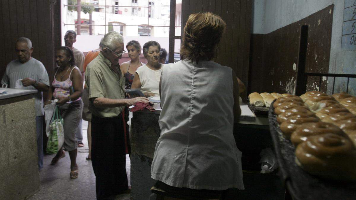Cubanos hacen fila para comprar pan en una panadería de La Habana Vieja, en esta foto de archivo del 5 de diciembre de 2007.