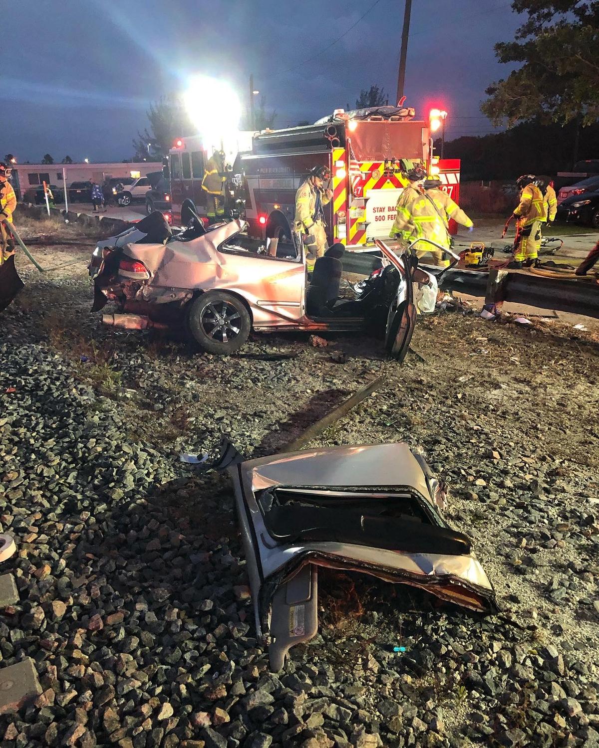 El conductor de un automóvil intentó cruzar los rieles en momentos en que se aproximaba un tren y el vehículo al ser impactado se partió en dos. El hombre resultó con heridas graves y es el cuarto accidente de este tipo que ocurre en el sur de la Florida.