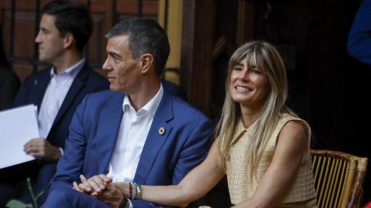 El presidente del gobierno español, Pedro Sánchez (izq.) y su esposa, Begoña Gómez, asisten a la cena oficial de la 4ª Conferencia Internacional de las Naciones Unidas sobre la Financiación para el Desarrollo (FFD4) en Sevilla, España, el 30 de junio de 2025./Sipa USA