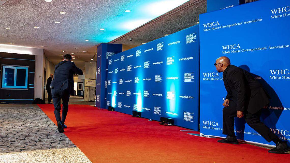 Un agente del Servicio Secreto camina con el arma desenfundada en el hotel Hilton de Washington, en la  cena de la Asociación de Corresponsales de la Casa Blanca, el 25 de abril de 2026 en Washington, D.C. 