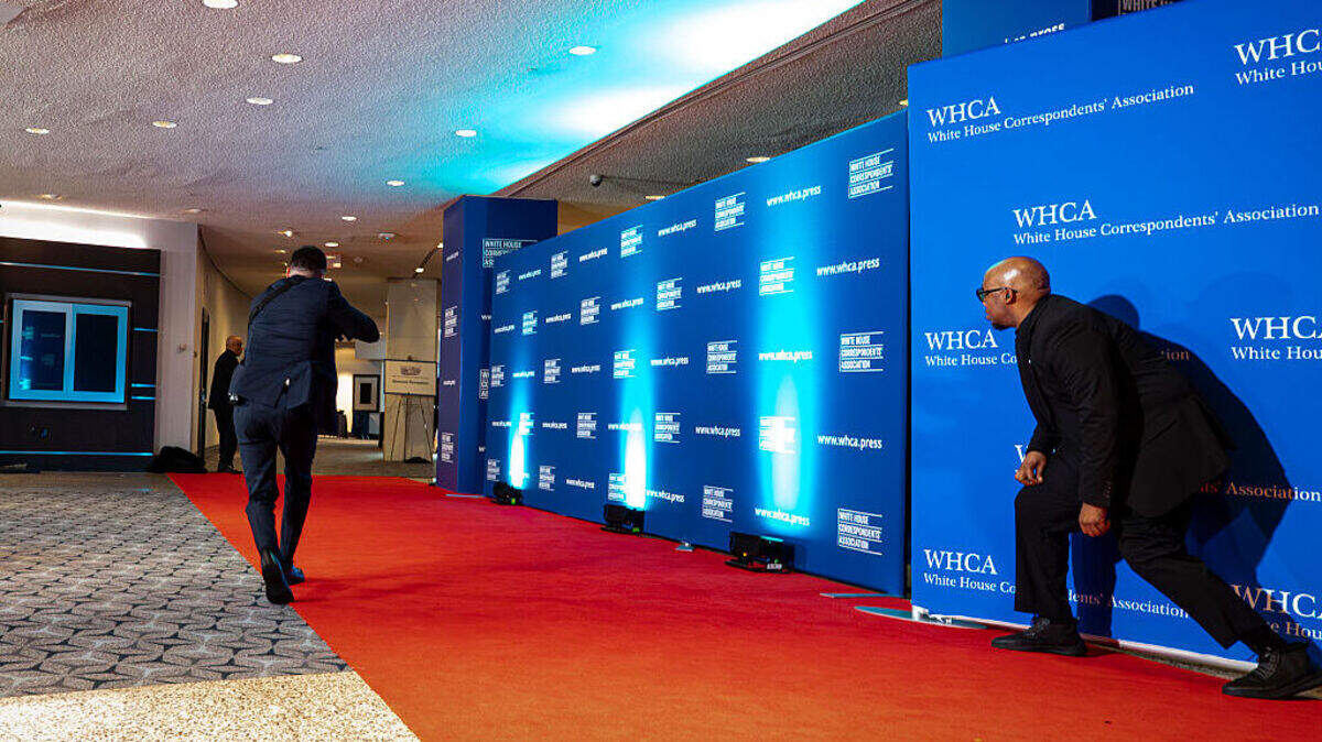 Un agente del Servicio Secreto camina con el arma desenfundada en el hotel Hilton de Washington, en la  cena de la Asociación de Corresponsales de la Casa Blanca, el 25 de abril de 2026 en Washington, D.C. 