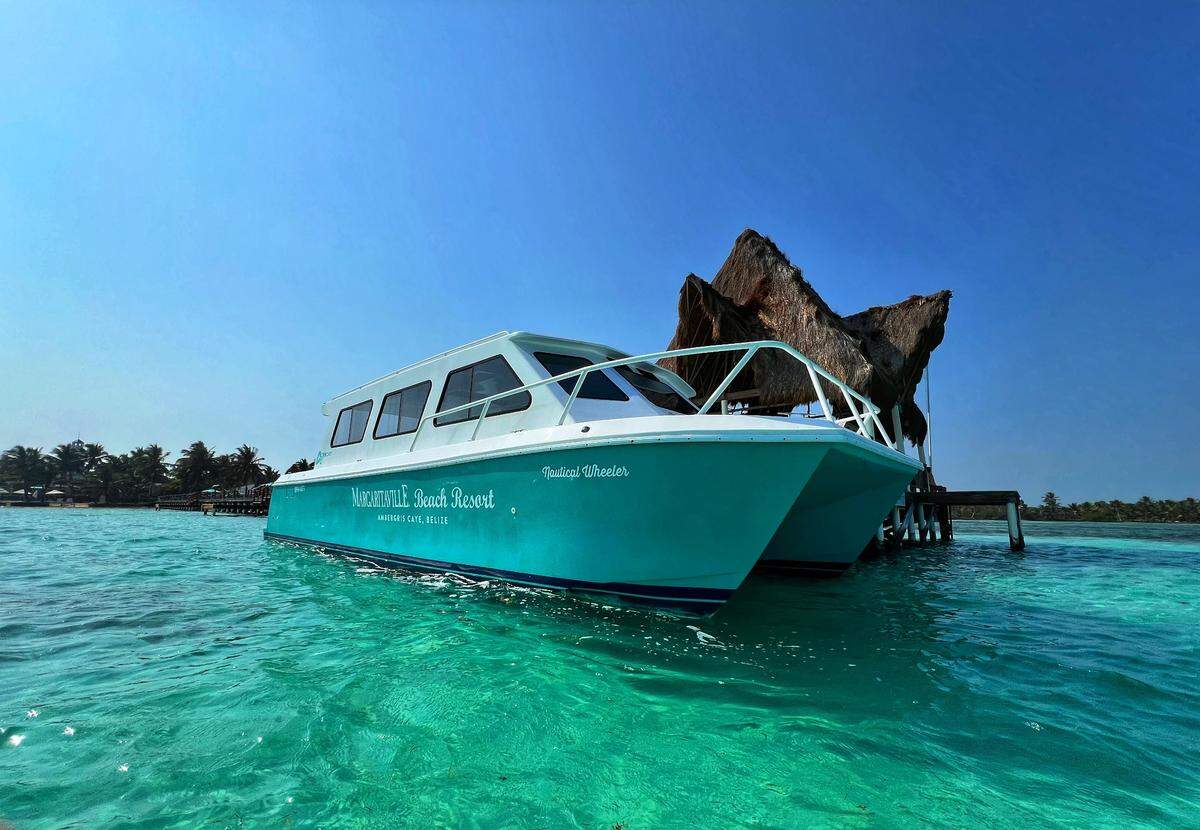 Bote de Margaritaville Belize.