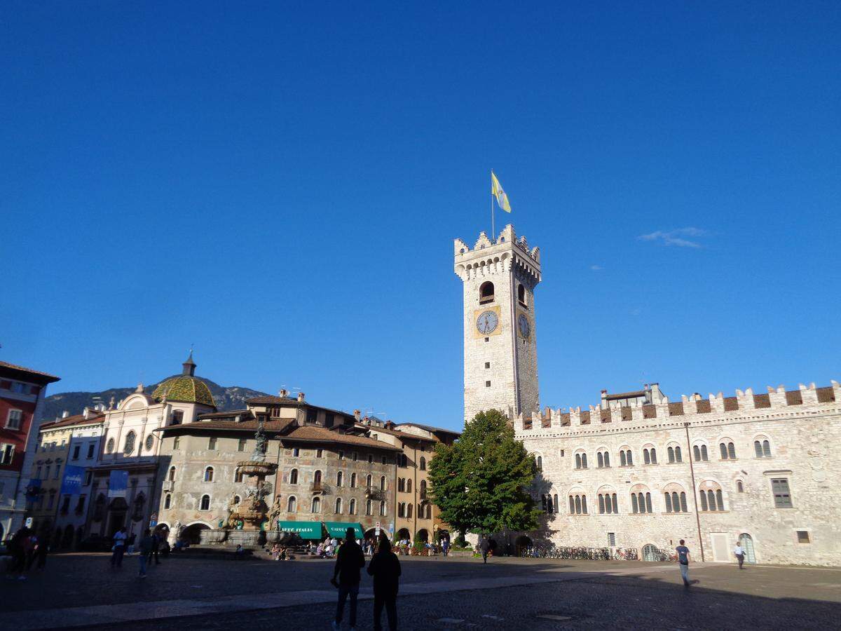 El Palacio Arzobispal y la Plaza del Duomo de Trento.
