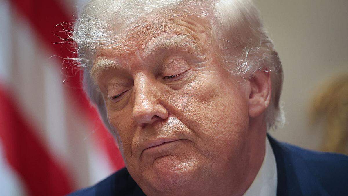 El presidente Donald Trump ha sido criticado por un acuerdo con el Departamento de Justicia para crear un fondo de casi $1,800 millones para compensar a sus aliados que supuestamente fueron “perseguidos” por el gobierno de Joe Biden. En la foto, Trump participa en una reunión de su Gabinete de gobierno el miércoles 27 de mayo de 2026, en la Casa Blanca, Washington, DC.