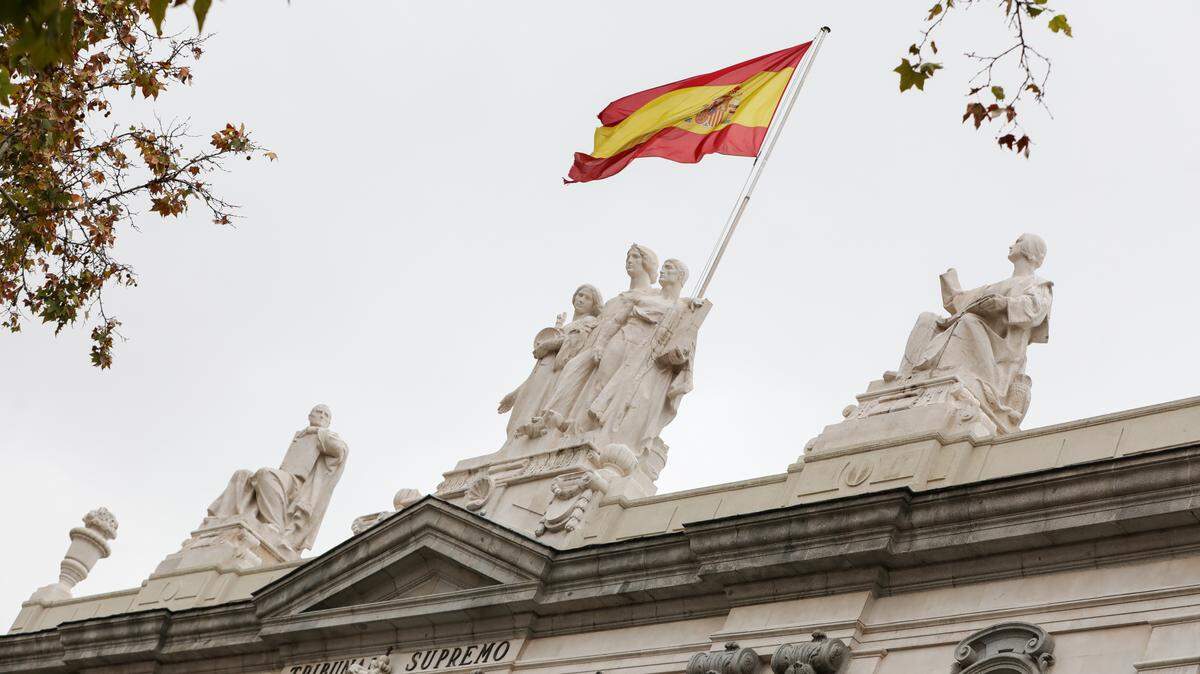 (Foto de ARCHIVO) Bandera española en lo alto del edificio del Tribunal Supremo, en Madrid a 29 de noviembre de 2019.