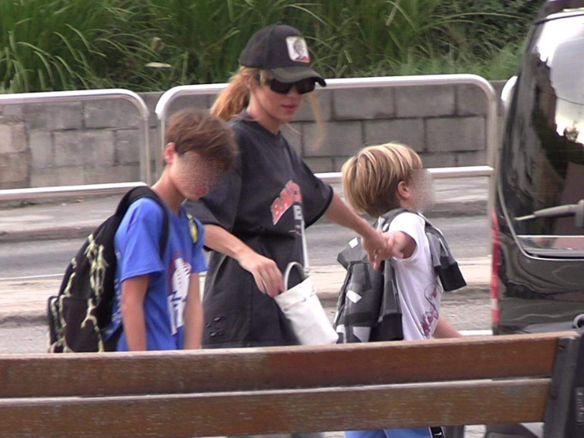 Shakira regresa a Barcelona con sus hijos.