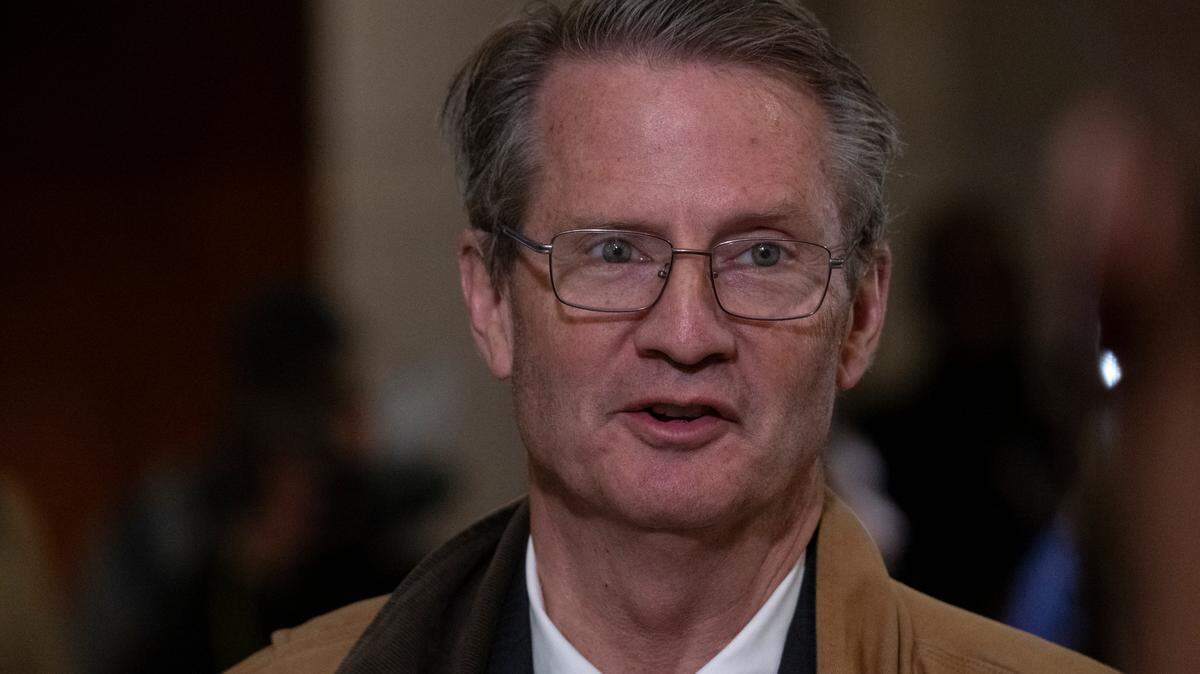El representante de los Estados Unidos, Tim Burchett (republicano de Tennessee), habla con los periodistas en el Centro de Visitantes del Capitolio el 5 de diciembre de 2024.
