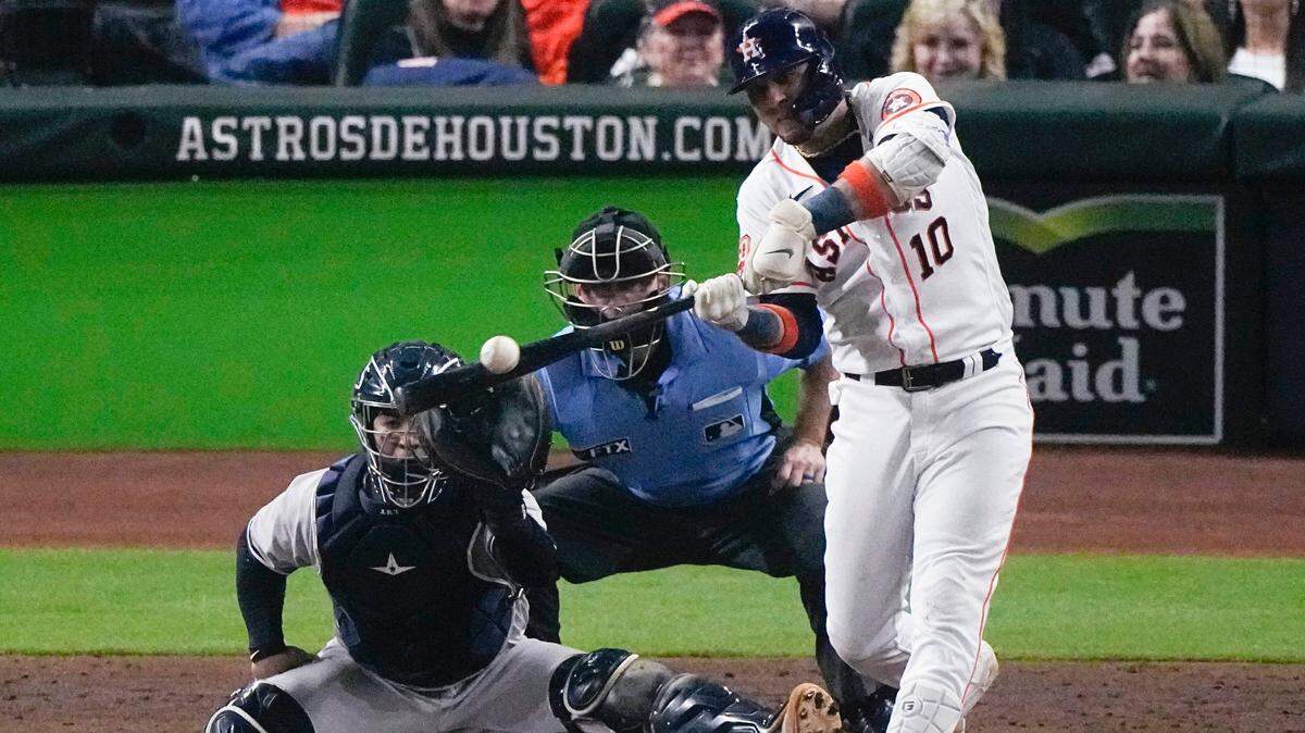 El primera base de los Astros Yuli Gurriel batea un jonrón en el sexto inning ante los Yankees de Nueva York, en el primer partido de la Serie de Campeonato de la Liga Americana, celebrado el 19 de octubre de 2022 en Houston.