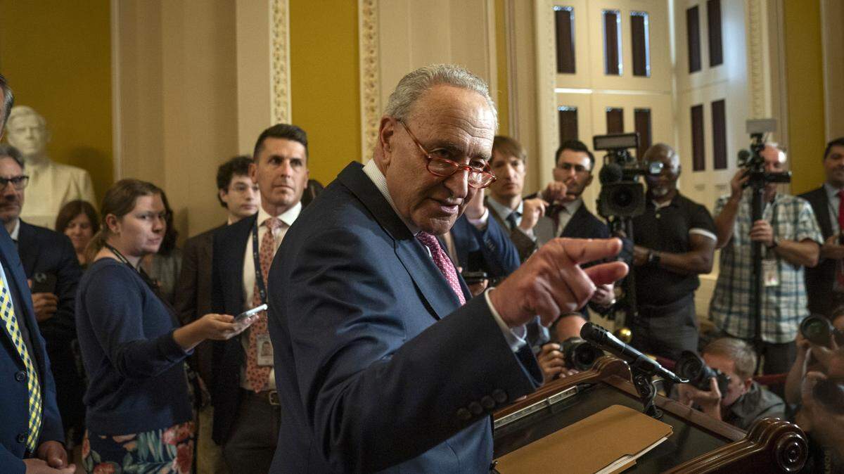 El senador demócrata de Nueva York, Chuck Schumer, líder de la mayoría del Senado de Estados Unidos, da una conferencia de prensa el 12 de septiembre de 2023, en el Capitolio en Washington D.C. 