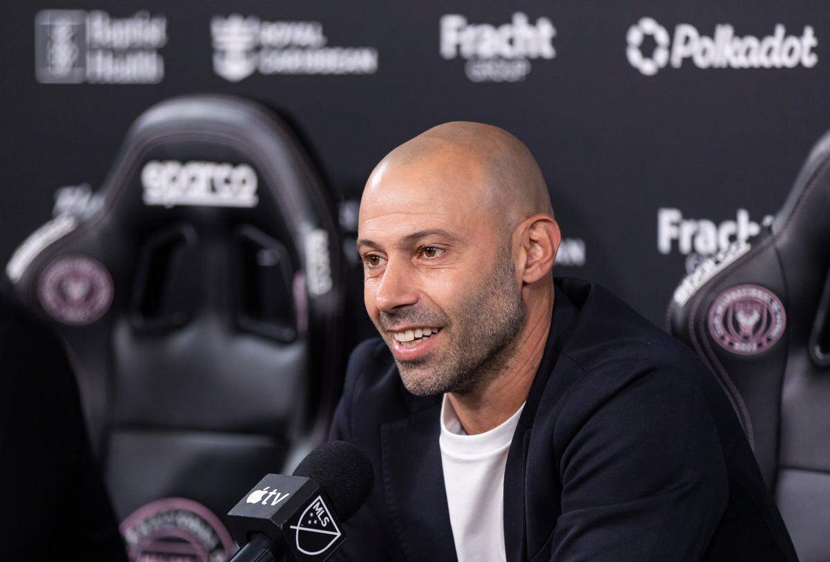 Javier Mascherano responde preguntas durante la conferencia de prensa donde fue presentado como nuevo técnico del Inter Miami, celebrada el 3 de diciembre de 2024, en Fort Lauderdale, Florida. 