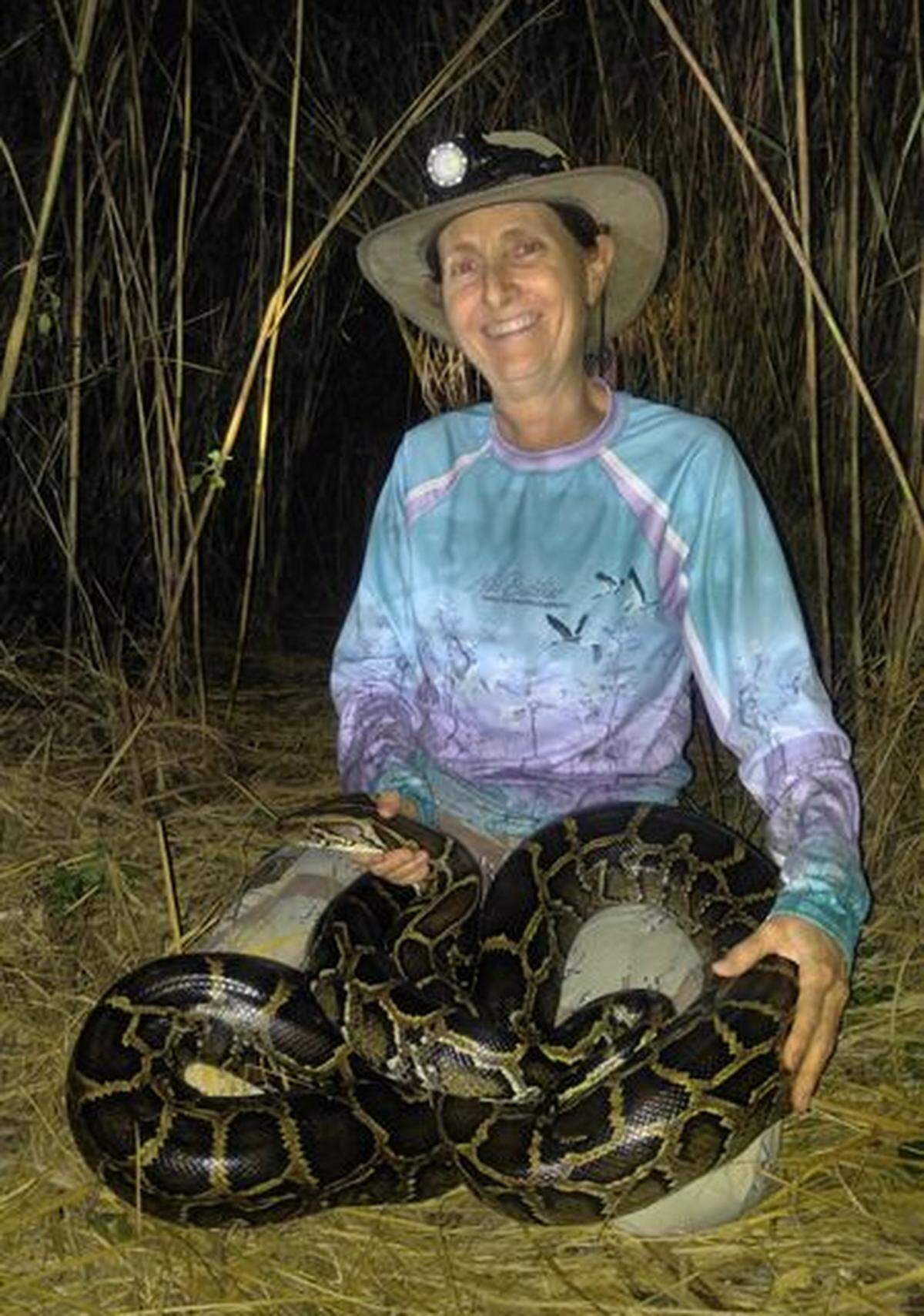La cazadora Donna Kalil dice tener el mejor trabajo del mundo: capturar monstruosas pitones en los pantanos del sur de la Florida donde se libra una batalla para erradicar a esa especie invasiva.
