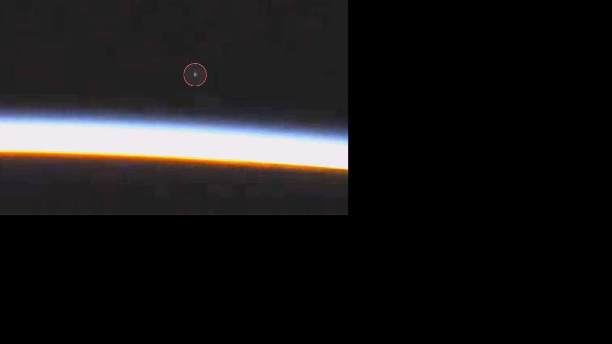 En el video puede verse lo que parece ser un objeto que desciende a la Tierra y entonces la transmisión se detiene.