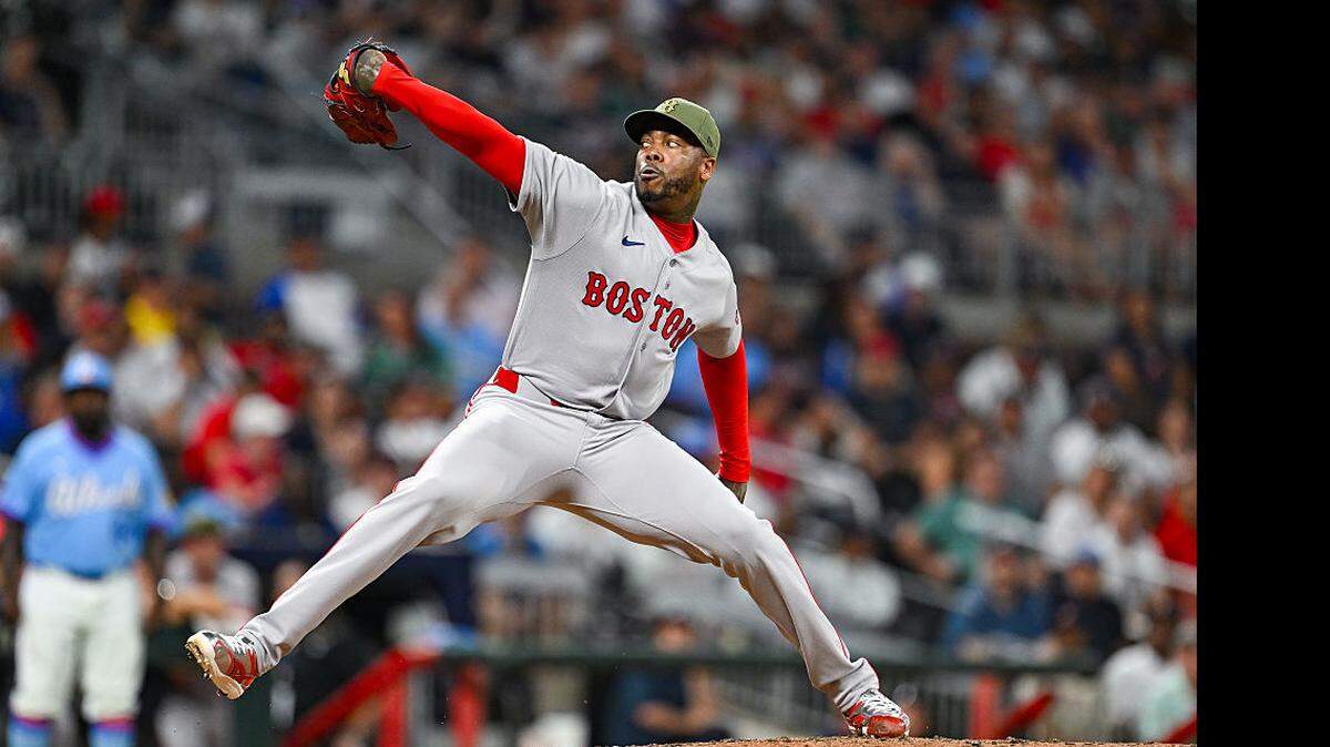 El cerrador de los Medias Rojas de Boston Aroldis Chapman logró el lunes el rescate 378 en su carrera en Grandes Ligas y superó a Joe Nathan,  para quedarse solo en el décimo puesto histórico en MLB. 