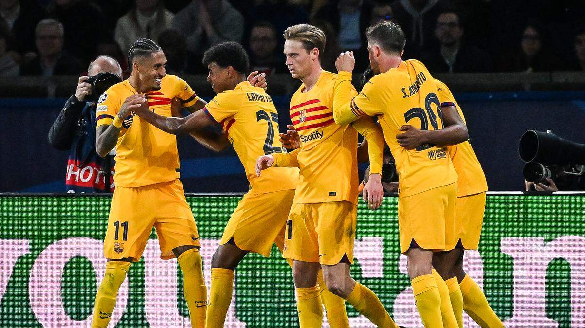 El jugador de Barcelona Raphinha (izq.) anotó dos goles en el triunfo de Barcelona 3-2 ante el Paris Saint-Germain, en el partido de ida de los cuartos de final de la Liga de Campeones celebrado el 10 de abril de 2024 en París.