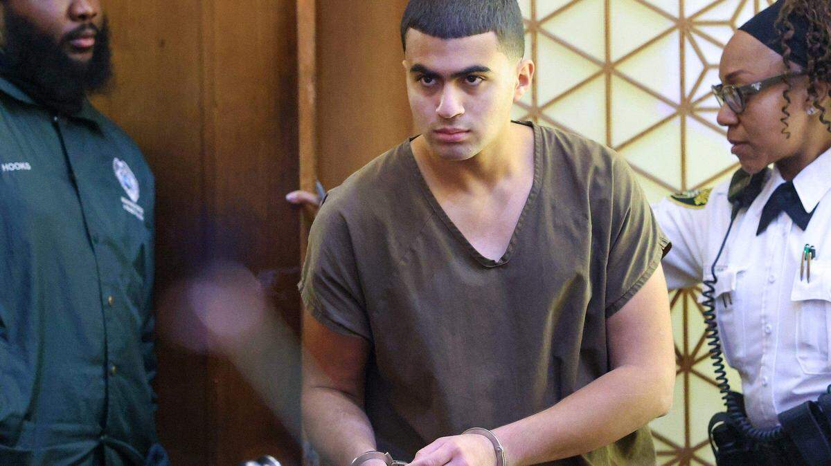 Derek Rosa, de 15 años, acusado de acuchillar hasta la muerte a su madre Irina García en 2023, se presenta ante el tribunal para su audiencia.
