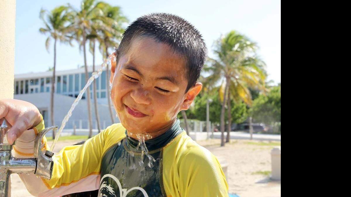  Si alguien se siente afectado por el calor, es importante refrescar el cuerpo con hielo, estar a la sombra o una ducha fría. Pedro Portal-El Nuevo Herald