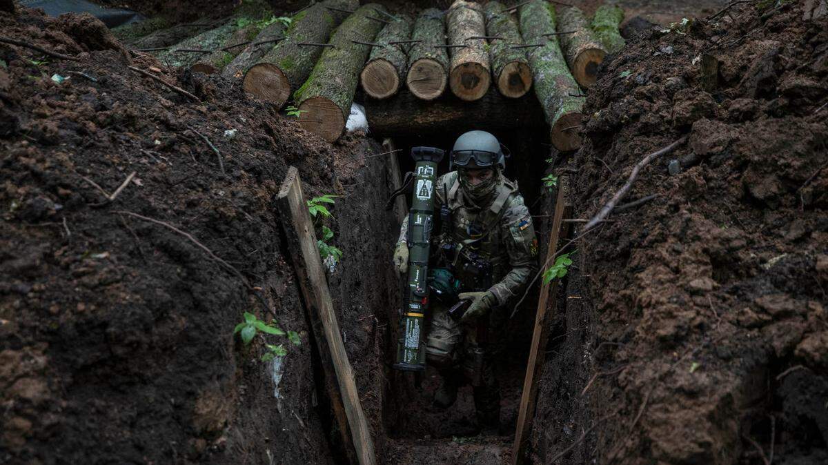 Foto de archivo. Un soldado ucraniano defiende su posición en una trinchera en Járkov, Ucrania. Un nueva ofensiva rusa en los últimos días dio lugar a intensos combates en toda la línea del frente de guerra.