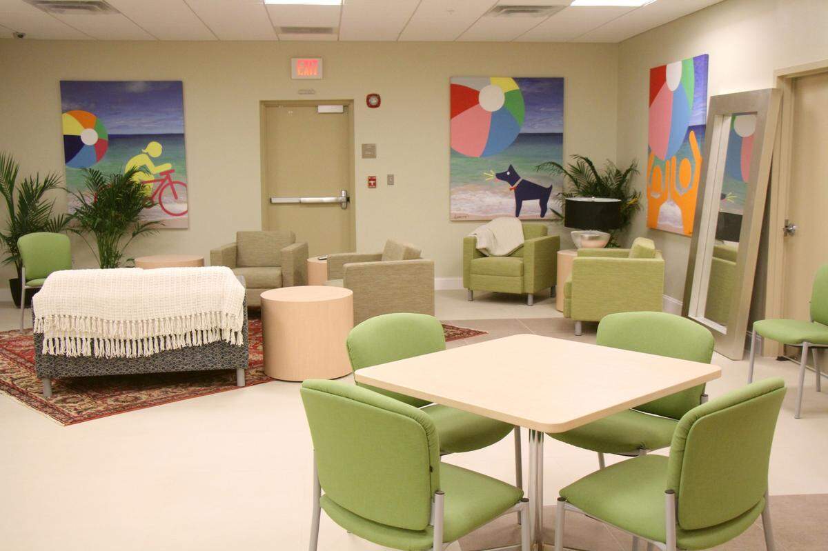 Las víctimas en Camillus House, con sede en Miami, son atendidas en un espacio que trata de recrear el ambiente de un hogar. 