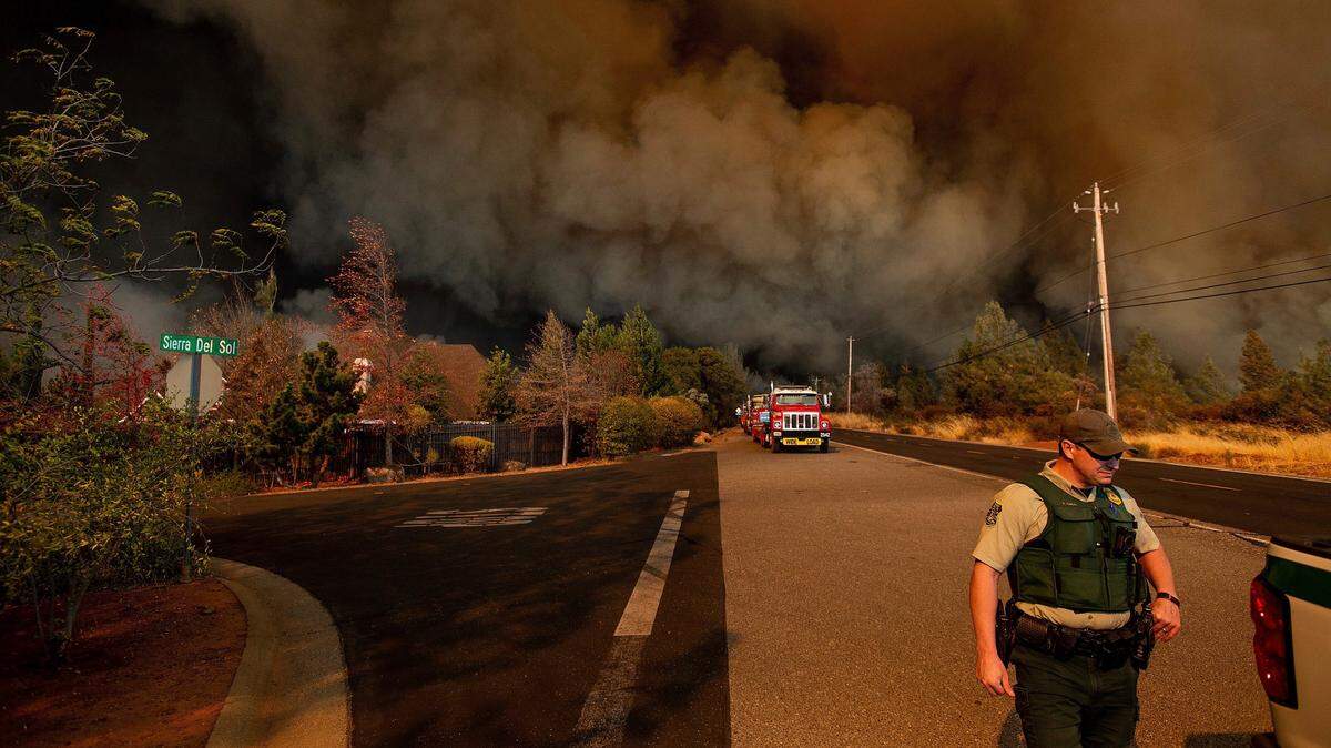Decenas de miles de personas han tenido que abandonar sus hogares durante los grandes incendios que azotan el norte de California.