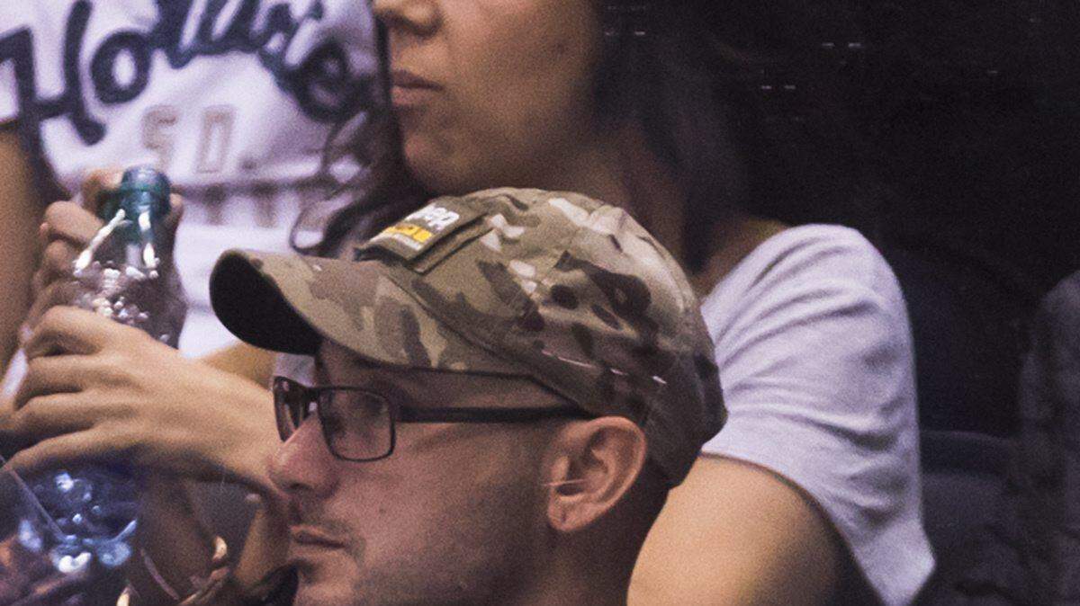 Foto de archivo de un hombre usando una máscara de Donald Trump en la Copa Mundial de Hockey en Toronto, el jueves 22 de septiembre de 2016. 