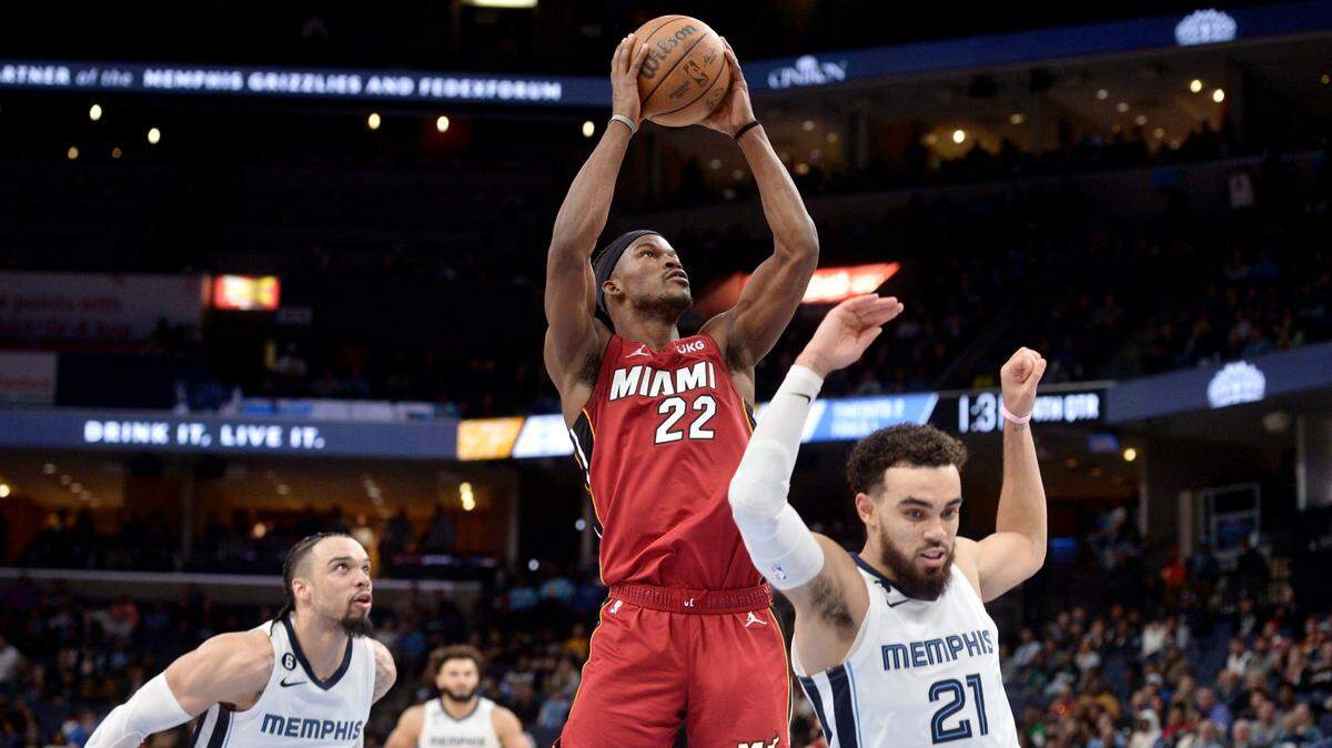 L aestrella del Heat Jimmy Butler tira al aro ante la marca de Tyus Jones (21) y Dillon Brooks, en el partido celebrado el 5 de diciembre de 2022 en Memphis.