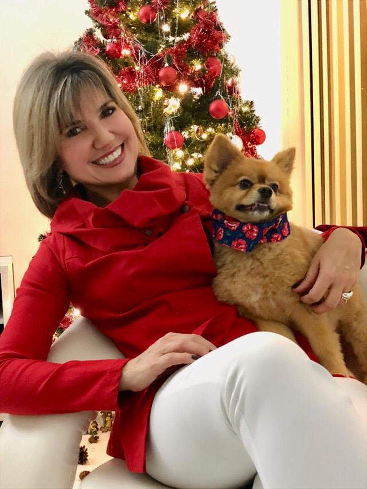 La presentadora Daisy Ballmajó con su perrita Maya, que encontró en el 2012, y nombró así por las profecías mayas. ‘Estas hablaban del fin de una era y el comienzo de otra. Y con Maya comenzó una nueva era para Bobby y para mí.’