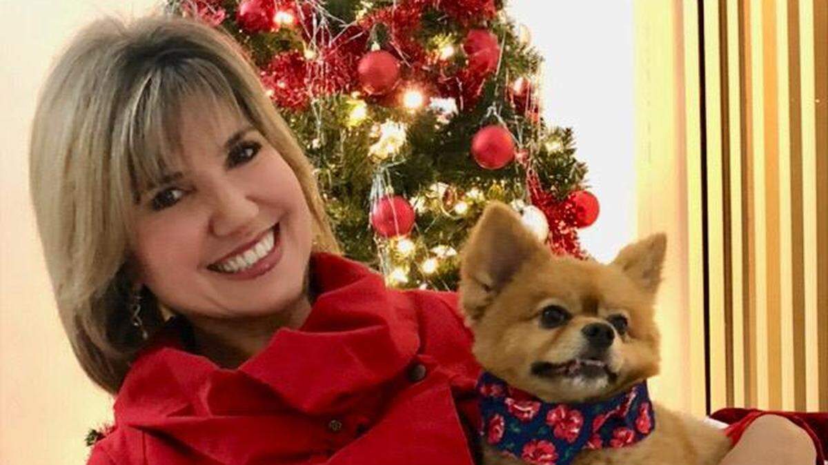 La presentadora Daisy Ballmajó con su perrita Maya, que encontró en el 2012, y nombró así por las profecías mayas. Ballmajó dejó la conducción del noticiero Telemundo 51 y presentará su propio programa de televisión.
