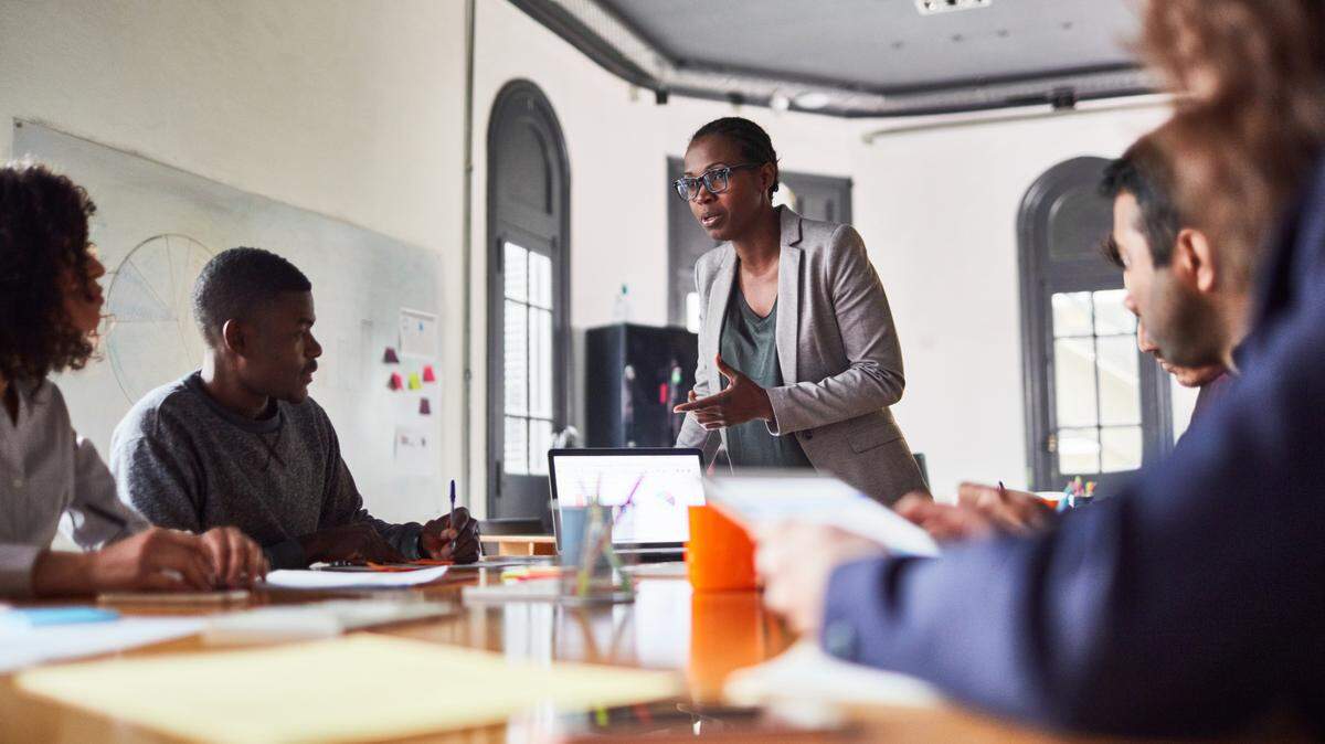 Nuestra economía continúa dejando atrás a las mujeres, especialmente las mujeres de color. Pero cerrar la brecha salarial tendría enormes impactos positivos.