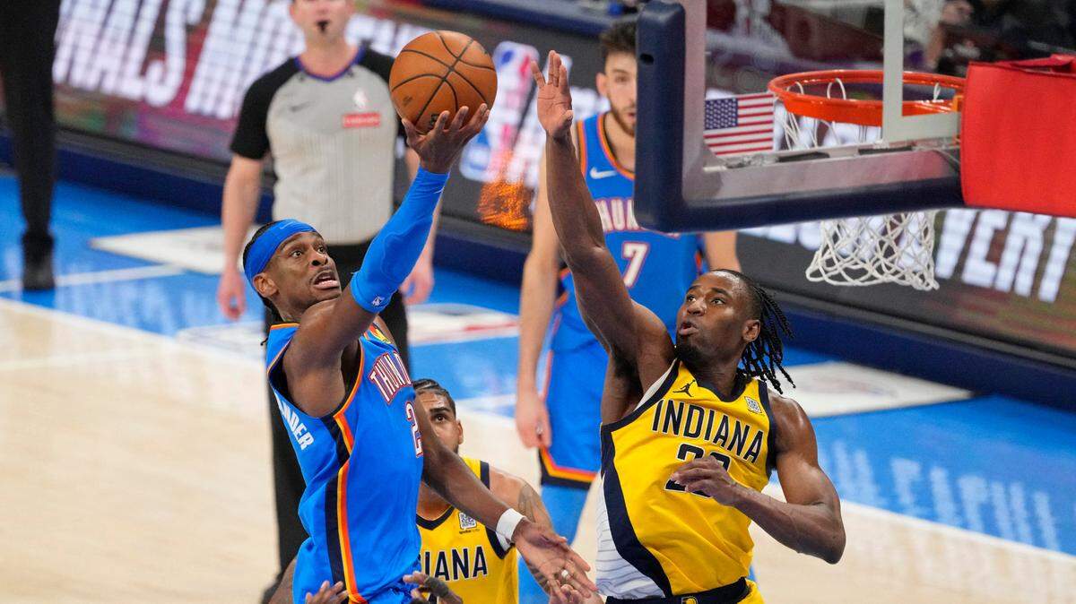 Con 34 puntos de Shai Gilgeous-Alexander (izq.), el Thunder de Oklahoma City derrotó este domingo 123-107 a los Pacers de Indiana y empató 1-1 las Finales de la NBA.