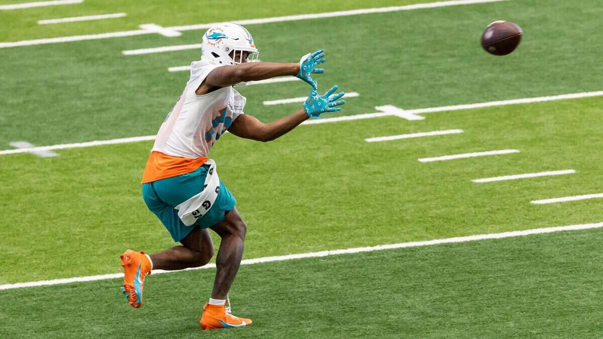 El wide receiver de los Dolphins Jaylen Waddle atrapa la pelota en un entrenamiento en el Baptist Health Training Complex en Miami Garden, Florida, el 6 de septiembre de 2023.
