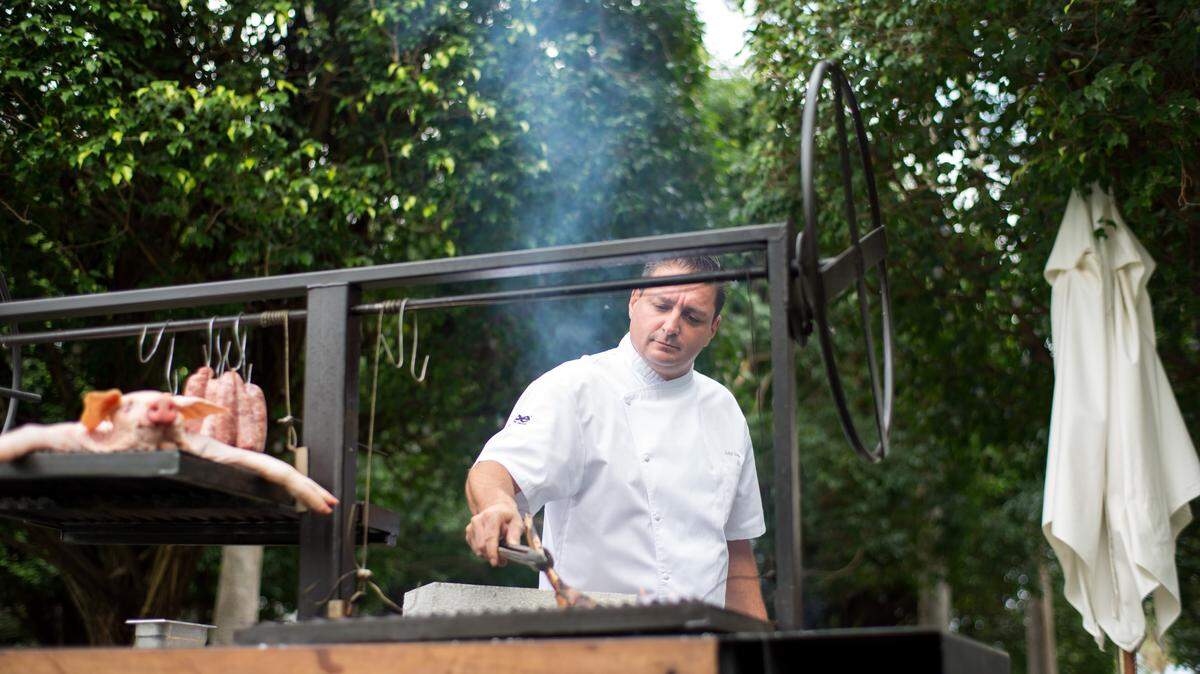 Este asador al aire libre, que utiliza la madera de nogal para ahumar, y donde se asa toda la carne de procedencia argentina y, también, las verduras, está a la vista de los comensales. En la foto el chef José Icardi.