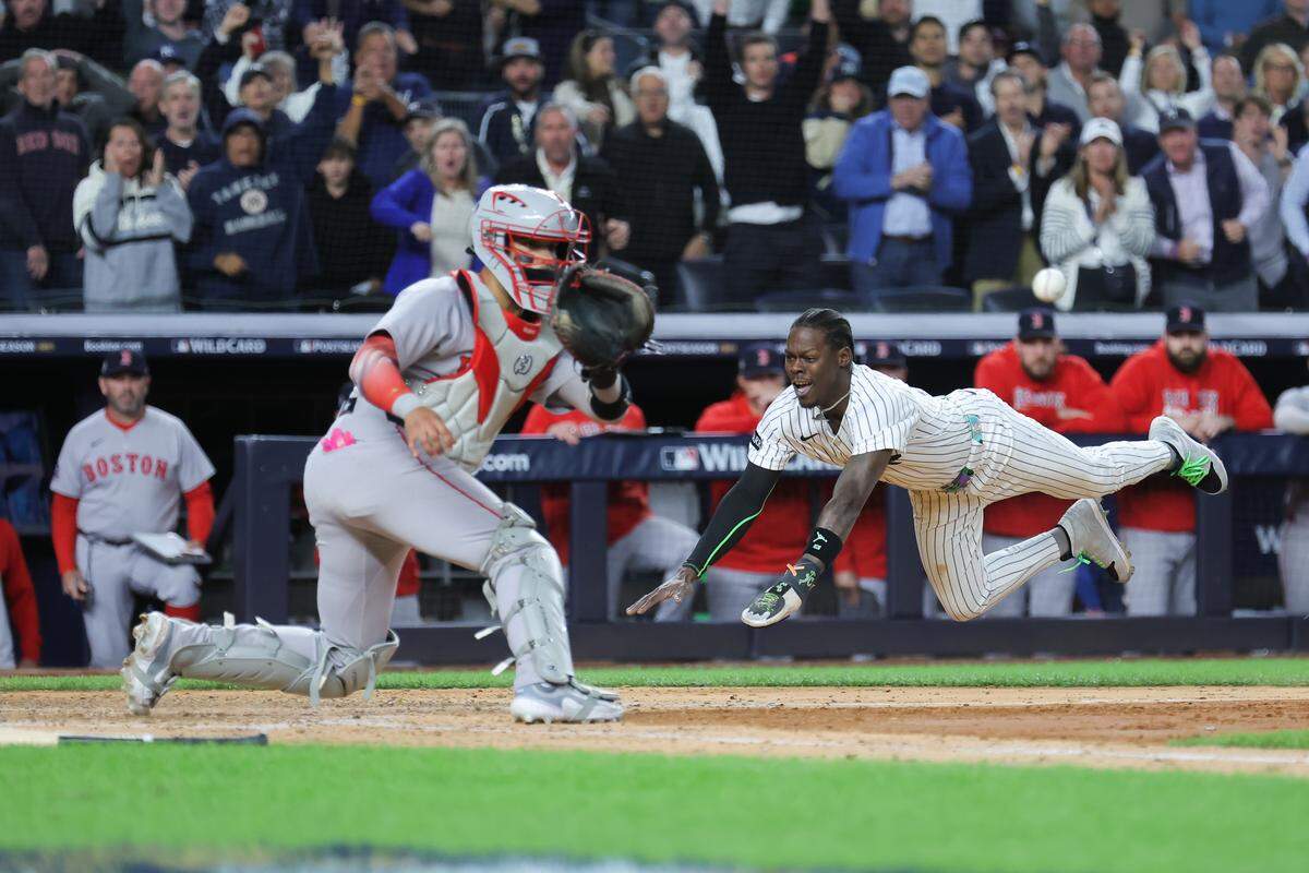 El segunda base de los Yankees Jazz Chisholm Jr. (13) anota la carrera de la ventaja de su equipo en el octavo inning ante los Medias Rojas de Boston, en el segundo juego de la Serie de Comodines de la Liga Americana celebrado el 1ro de octubre de 2025 en Nueva York.