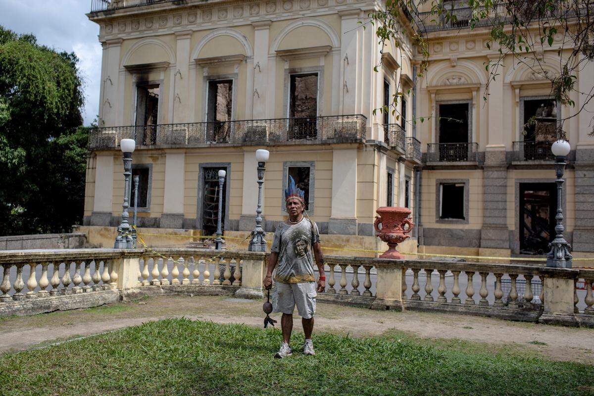 José Urutau Guajajara, miembro de la tribu Tenetehára-Guajajara, frente a lo quedó del Museo Nacional de Río de Janeiro después del incendio.