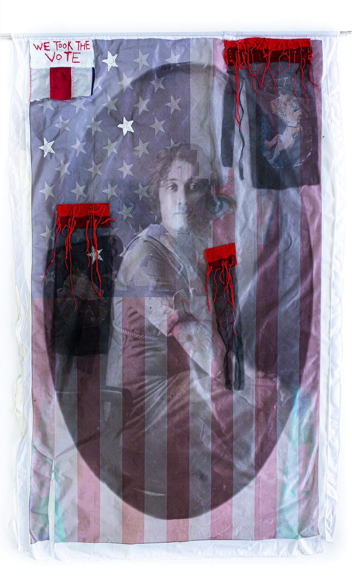 'I Wear Her Memory Like a Crown: WE TOOK THE VOTE', 2020, de Amy Gelb. Medio mixto,