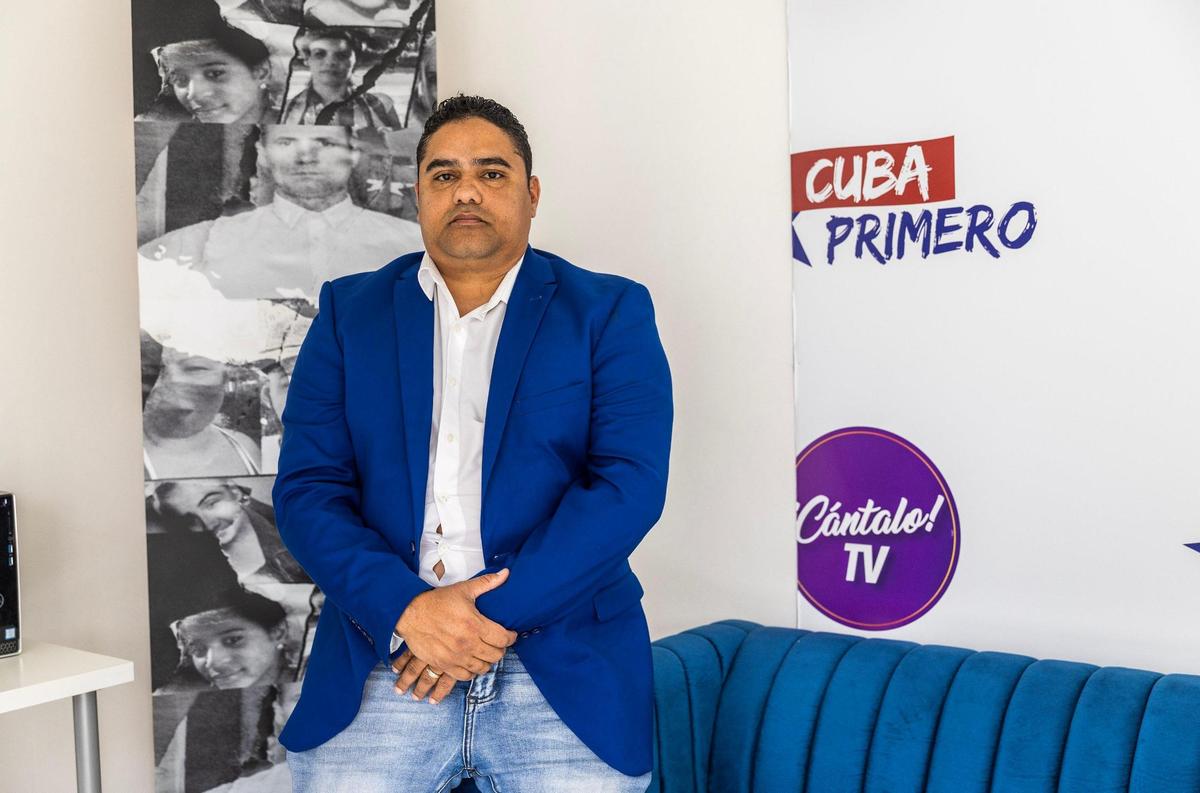 Esteban Rodríguez, fotografiado en las oficinas de la empresa de medios Cuba Primero, en Doral, donde trabaja, el miércoles 2 de abril de 2025. Rodríguez fue expulsado de la isla por las autoridades cubanas, después de enfrentar la prisión por una protesta de apoyo al Movimiento San Isidro en La Habana, en 2021.
