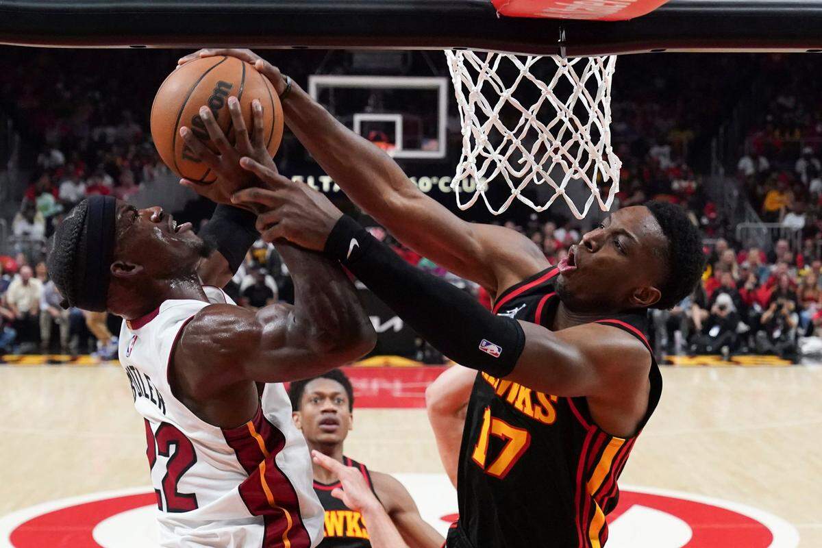 El jugador del Heat Jimmy Butler (22) recibe el bloqueo de Onyeka Okongwu, de los Hawks, en el cuarto partido de la serie de primera ronda de los playoffs, celebrado el 24 de abril de 2022 en Atlanta.