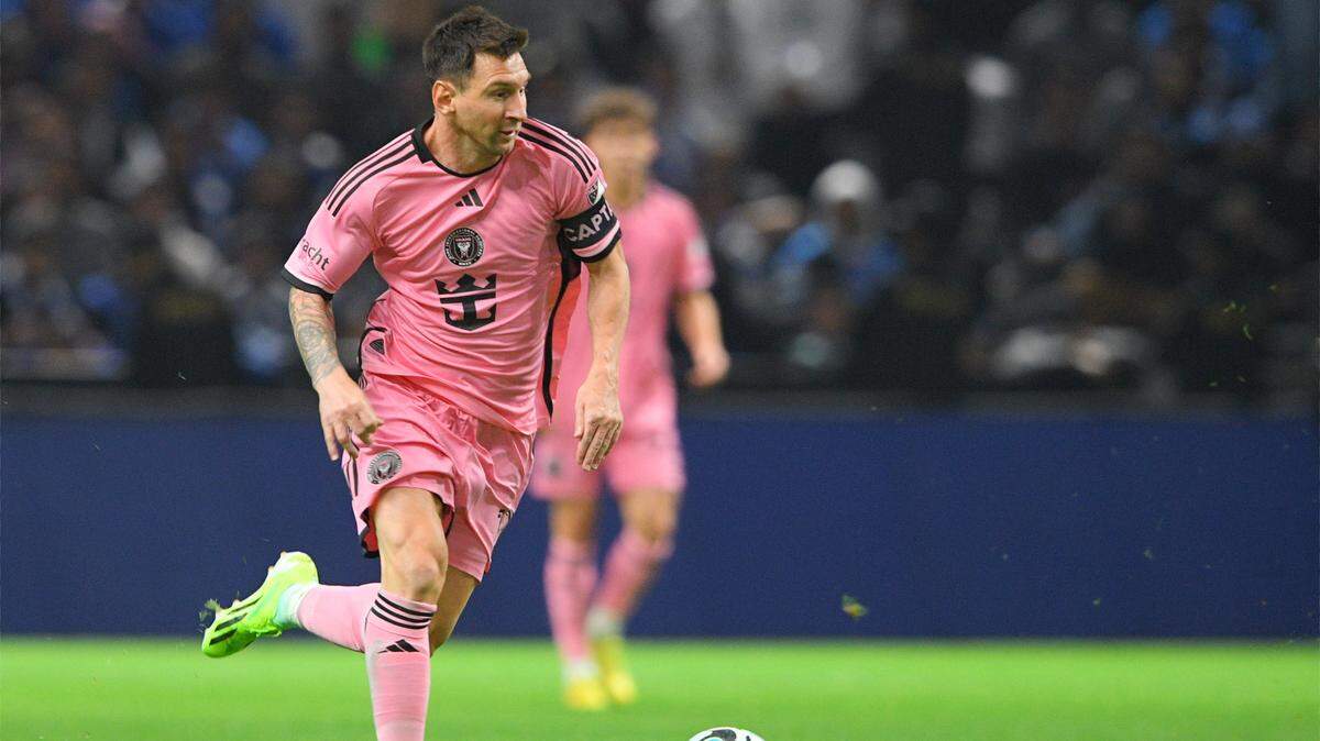 El delantero del Inter Miami Lionel Messi conduce el balón en el partido de pretemporada contra Al-Hilal, celebrado el 29 de enero de 2024 en Arabia Saudí.