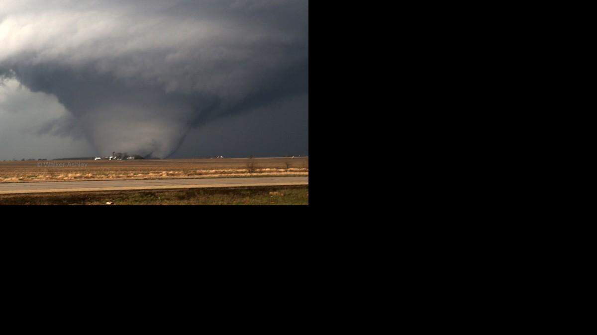 En esta imagen del jueves 9 de abril de 2015, distribuida por Walker Ashley, profesor de meteorología de la Universidad del Norte de Illinois, se observa el paso de un tornado por Rochelle, Illinois.  