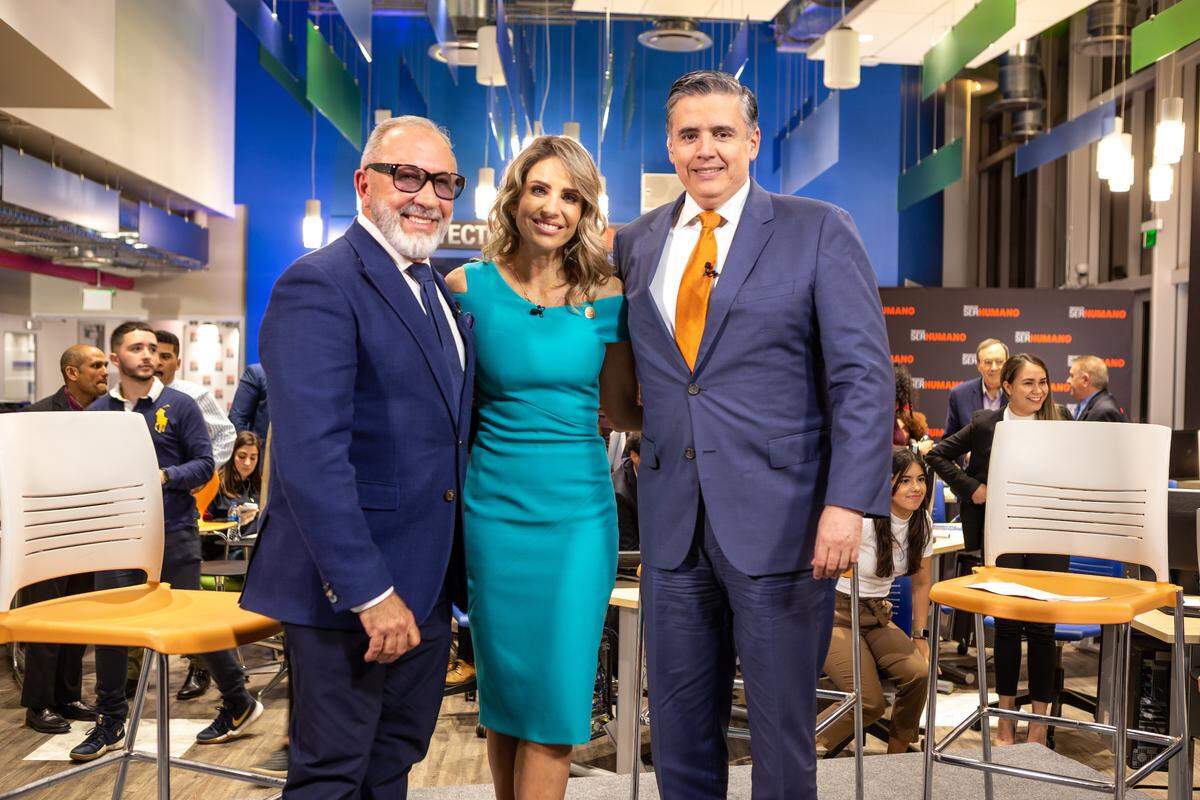 Los presentadores de Proyecto Ser Humano Juan Carlos López y María Alejandra Requena posan junto a Emilio Estefan, coproductor del tema de la campaña.